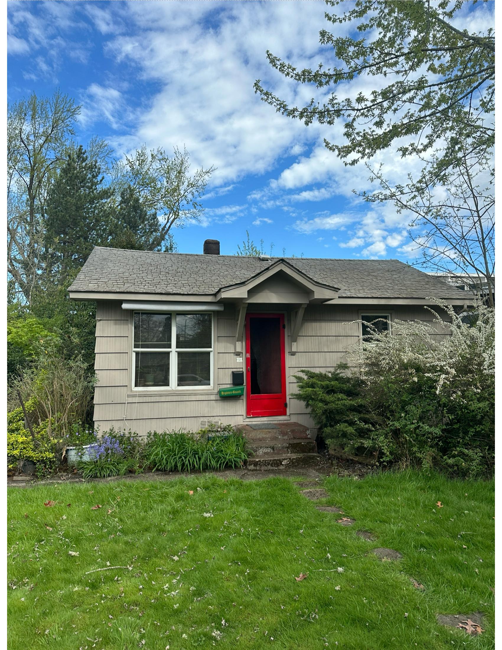 Eugene Oregon home after ImMOSSible roof moss removal and exterior cleaning